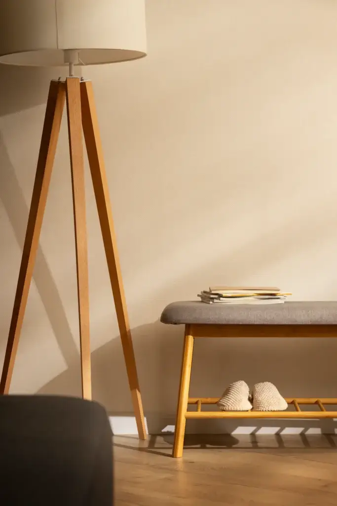 Stilfull gang med en moderne benk, gulvlampe i tre og profesjonell interiørveiledning.