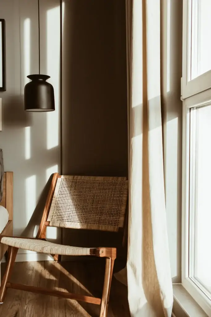 Stilig, moderne skandinavisk interiørdesign med nøytrale møbler i stuen.