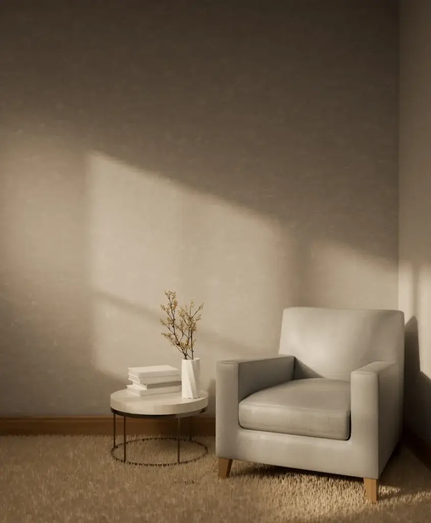 Elegant hvit lenestol og sidebord i en minimalistisk stue stylet av Studio Stue.