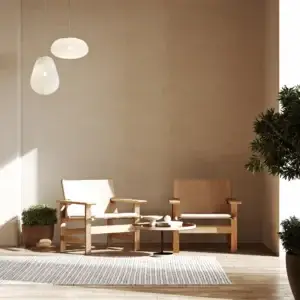 Lys og moderne stue med beige vegger, trestoler og minimalistisk boligstyling.