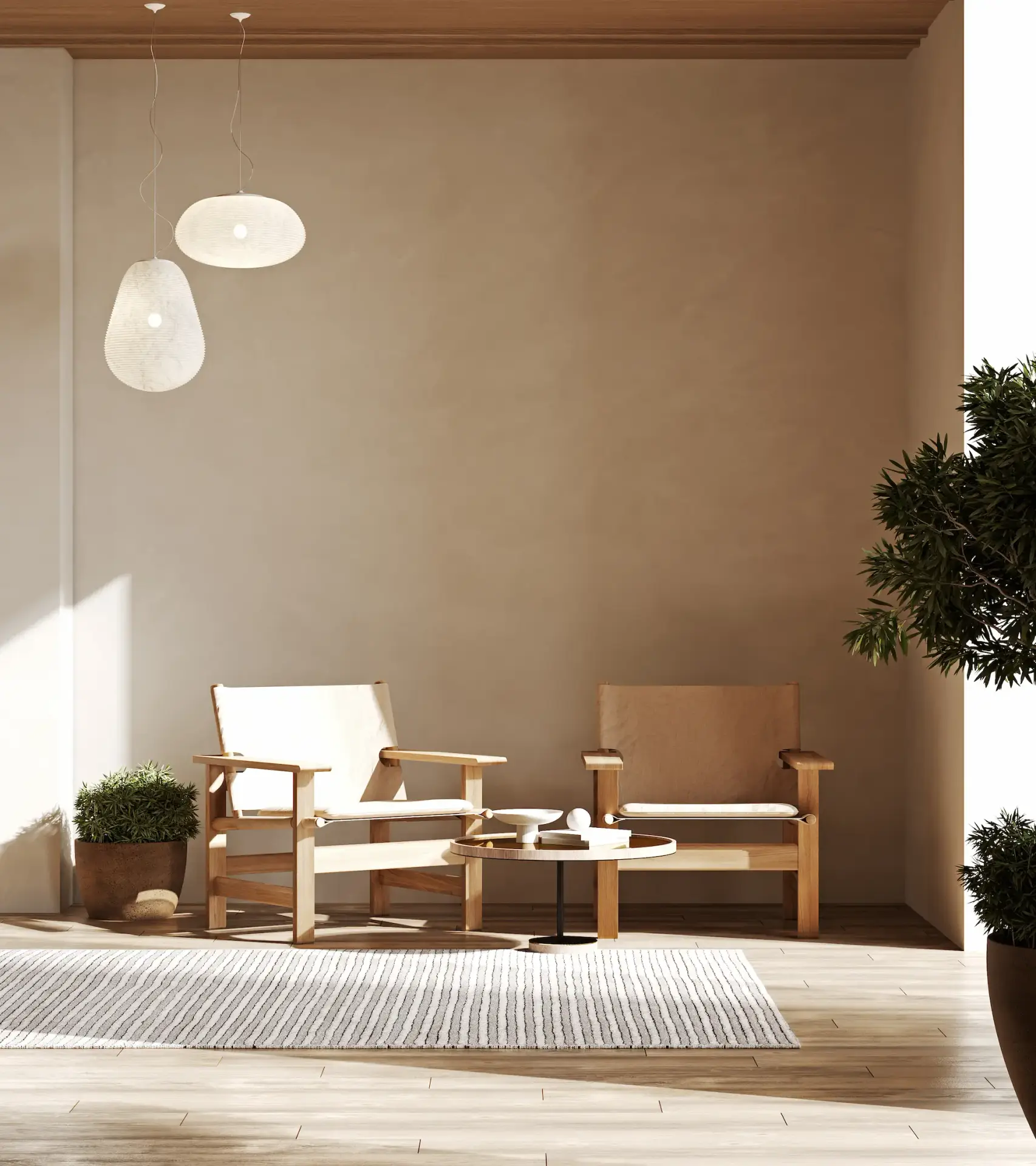 Lys og moderne stue med beige vegger, trestoler og minimalistisk boligstyling.